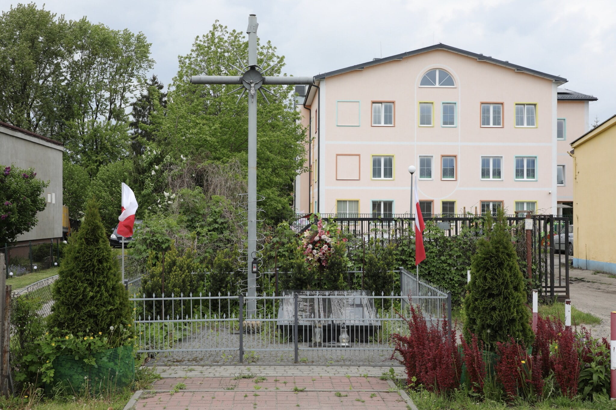 Krzyż pamięci zamordowanych mieszkańców osiedla Las